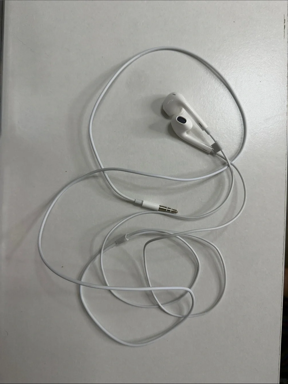 Apple • White Wired Earbuds - Lightweight In-Ear Headphones • 3.5mm jack